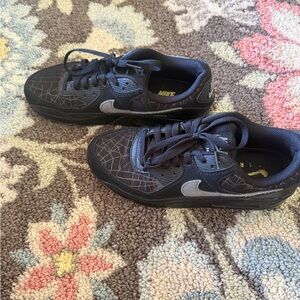 Nike Black and Silver Patterned Sneakers